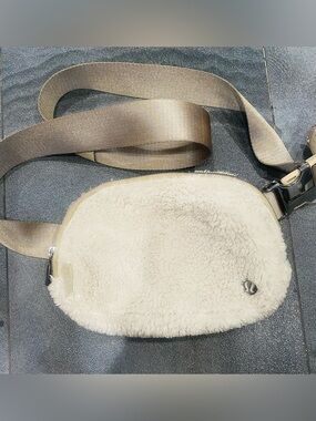 Lululemon Everywhere Belt Bag 1L Fleece Beige